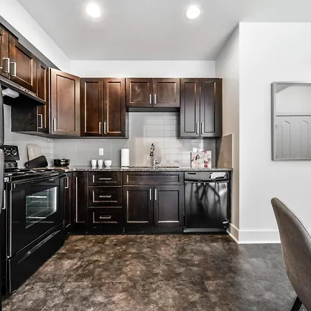 Stunning Modern Suite - King Bed - Free Parking & Netflix - Fast Wi-Fi - Long Stays Welcome Edmonton Exterior photo