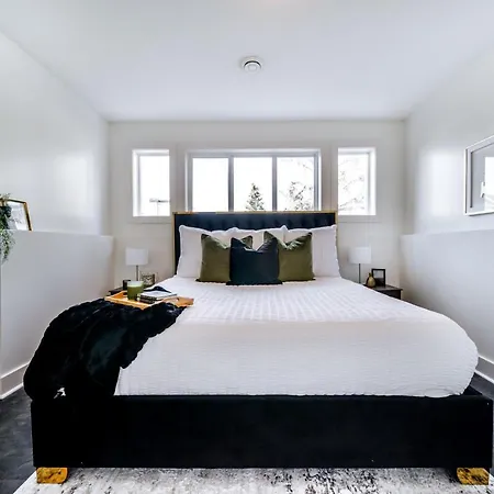 Stunning Modern Suite - King Bed - Free Parking & Netflix - Fast Wi-Fi - Long Stays Welcome Edmonton Exterior photo