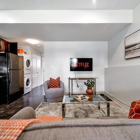 Stunning Modern Suite - King Bed - Free Parking & Netflix - Fast Wi-Fi - Long Stays Welcome Edmonton Exterior photo