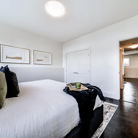 Stunning Modern Suite - King Bed - Free Parking & Netflix - Fast Wi-Fi - Long Stays Welcome Edmonton Room photo