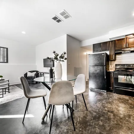 Stunning Modern Suite - King Bed - Free Parking & Netflix - Fast Wi-Fi - Long Stays Welcome Edmonton Room photo