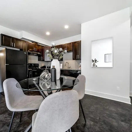 Stunning Modern Suite - King Bed - Free Parking & Netflix - Fast Wi-Fi - Long Stays Welcome Edmonton Room photo