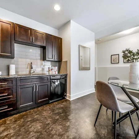 Stunning Modern Suite - King Bed - Free Parking & Netflix - Fast Wi-Fi - Long Stays Welcome Edmonton Room photo
