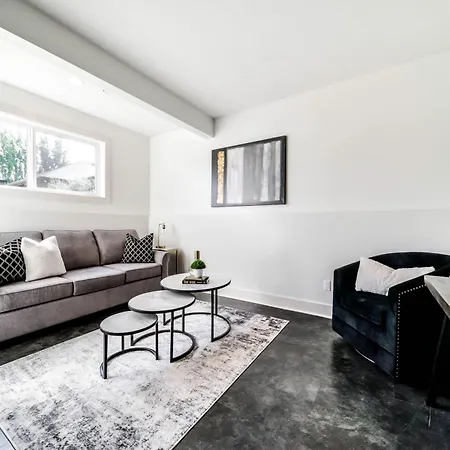 Stunning Modern Suite - King Bed - Free Parking & Netflix - Fast Wi-Fi - Long Stays Welcome Edmonton Room photo