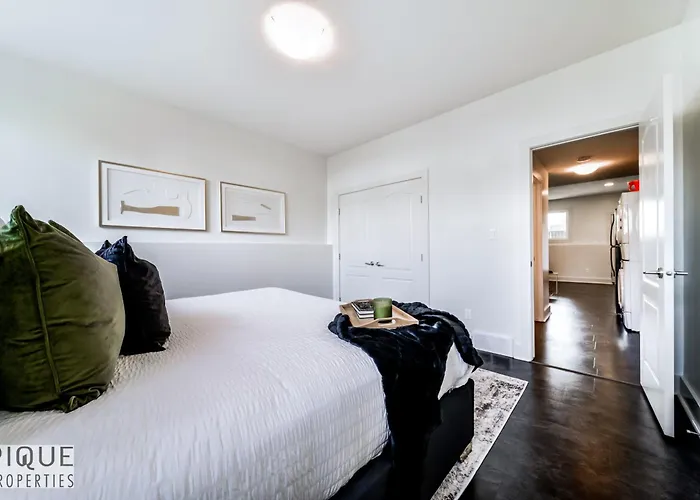 Stunning Modern Suite - King Bed - Free Parking & Netflix - Fast Wi-Fi - Long Stays Welcome