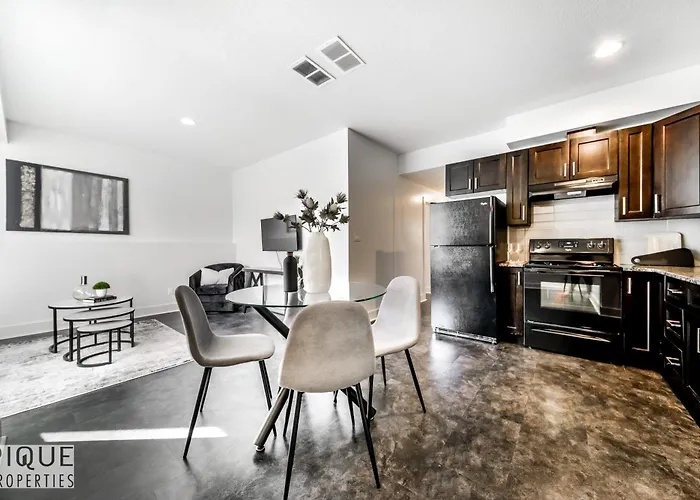 Stunning Modern Suite - King Bed - Free Parking & Netflix - Fast Wi-Fi - Long Stays Welcome